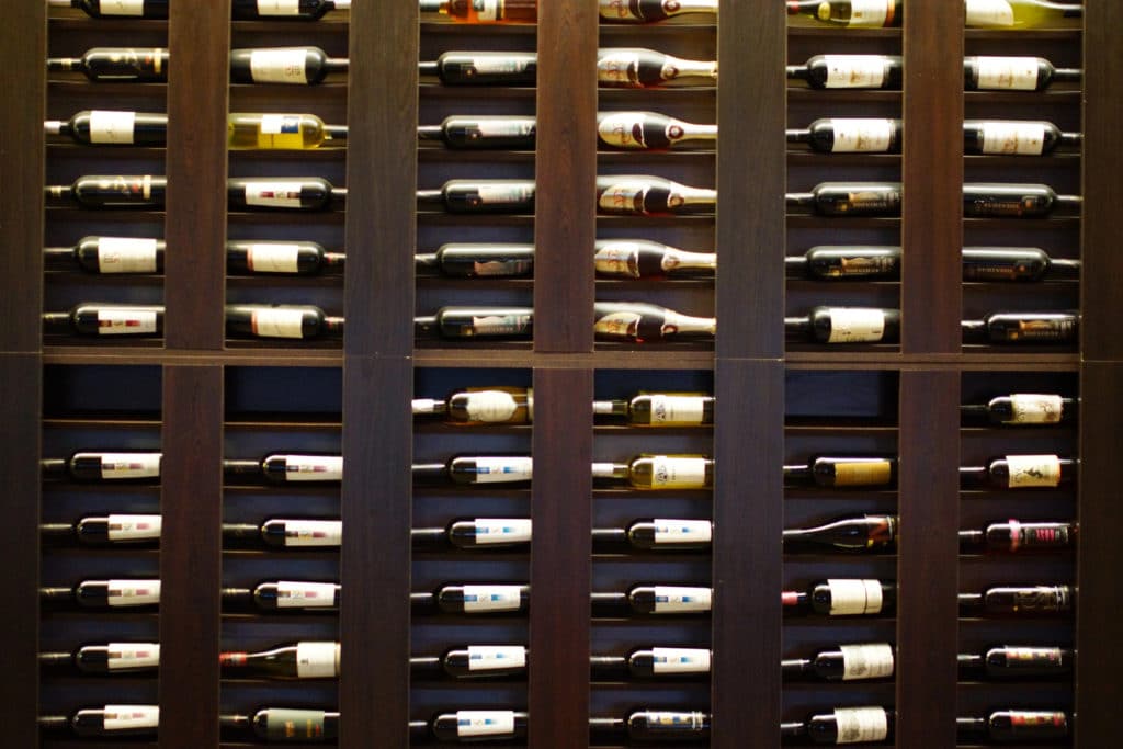 Créer et aménager une cave à vin chez soi : conseils d'expert pour bien conserver vos bouteilles