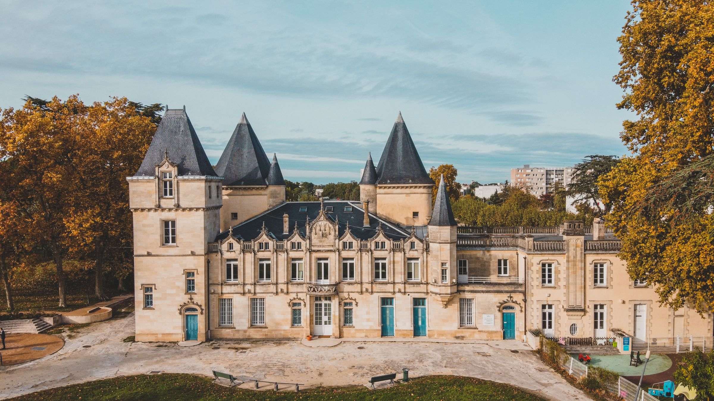 Château entouré de vignes dans le Bordelais